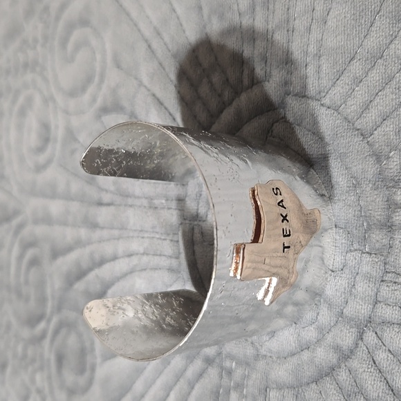 Silvertone Cuff With Goldtone Texas Emblem NWOT - Picture 4 of 9